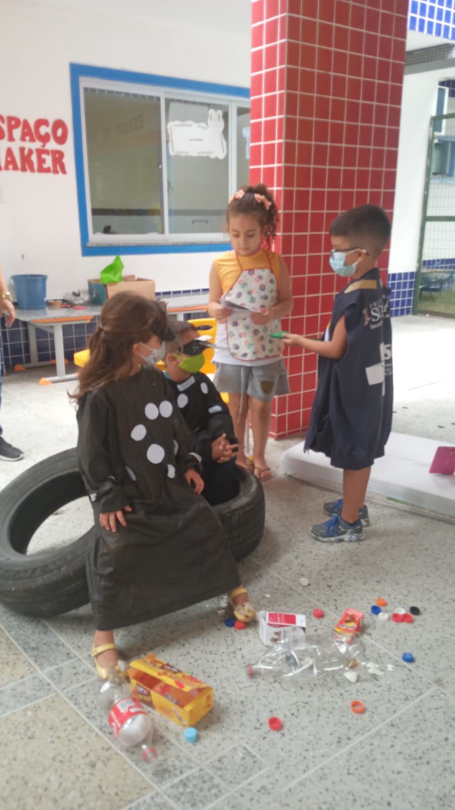 Foram realizadas palestras de conscientização, jogos e brincadeiras sobre a  doença, além da distribuição de um kit de frutas para os alunos.